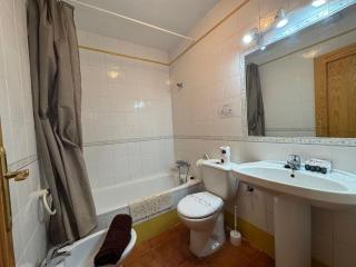 Two Bedroom one bathroom with communal swimming pool - 4