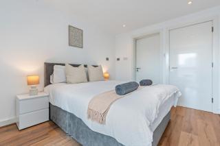 Luxury 3BR City Apt Stunning Views with WiFi and Parking Sleeps 10 - Nottingham - 7