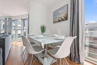 Luxury 3BR City Apt Stunning Views with WiFi and Parking Sleeps 10 - Nottingham - 4