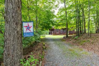 DANCING BEARS CABIN - Secluded 3-Bedroom, 3.5-Bath Luxury Cabin with Hot Tub - 4