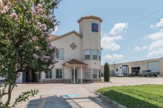 Motel 6 Hutchins, TX - 5