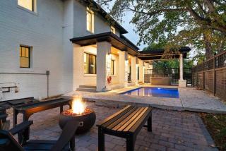The Davis Luxury Retreat Villa 1-Block from Dolly - 0
