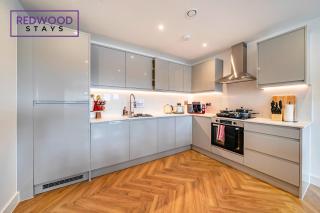 BRAND NEW PREMIUM SERVICED APARTMENTS, FREE PARKING, HIGH-SPEED WiFi by REDWOOD STAYS - 6
