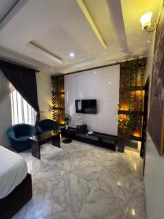 Panther Luxe Lounge & Hotel - 6