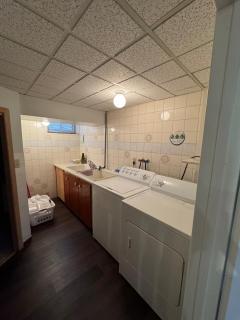 Bright & Cozy Bankfield Stay - 5