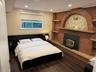 Bright & Cozy Bankfield Stay - 2