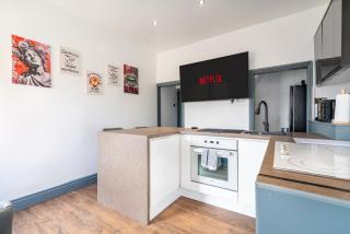 Stylish 4-Bed Near Peak District and Hospital - 9