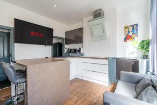 Stylish 4-Bed Near Peak District and Hospital - 8