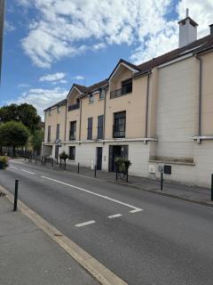 Parking sous terrain , 200 m de la gare RER, 30 min Gare du Nord - 6
