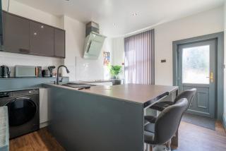 Stylish 4-Bed Near Peak District and Hospital - 7