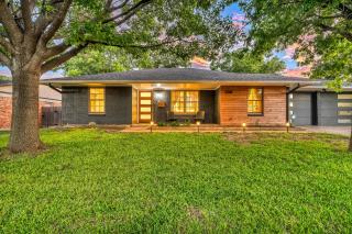 Spacious 4-Bedroom Austin Home with Patio, BBQ, & Great Location Near Mueller and North Loop - Austin - 9