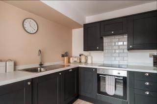 Seaside Serenity 3-Bed Gem with Beach Views - 1