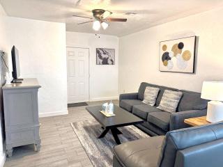 Budget Studio Paseo & Uptown Full Kitchen #19b - 1