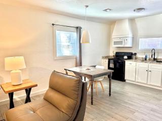 Budget Studio Paseo & Uptown Full Kitchen #19b - 4