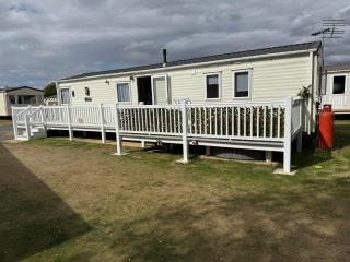 LuxeHaven - A Beautiful Luxury Hot Tub Caravan Holiday Home in prime location at Tattershall Lakes Country Park, Lincolnshire, with free WiFi and Cinematic Lights - Tattershall - 4