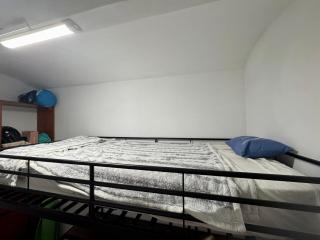 Habitación acogedora con y escritorio abajo - 9