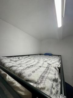Habitación acogedora con y escritorio abajo - 5