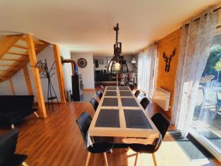 CHALET RÉCENT - BILLARD - BABYFOOT - PING PONG - MINI GOLF - WIFI - JARDIN - TERRASSE - 4 CHAMBRES - 2 à 8 PERSONNES - 5