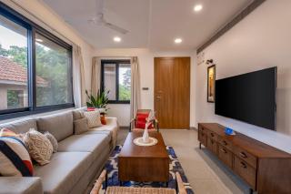 SaffronStays Fira - 4BR villa with pool, lift & sea breeze near Candolim, Baga & Reis Magos Fort - 6