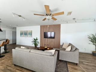 Midtown modern retreat! - 0
