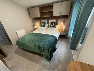 LuxeHaven - A Beautiful Luxury Hot Tub Caravan Holiday Home in prime location at Tattershall Lakes Country Park, Lincolnshire, with free WiFi and Cinematic Lights - 9