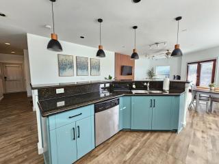 Midtown modern retreat! - 2