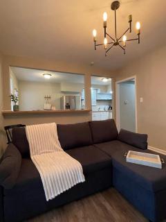 Modern Comfort Near Colleges Perfect Mid Term Stay - 3