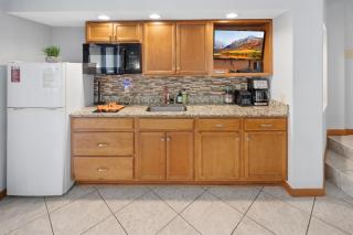 Coastal condo w balcony & hot tubs - 3
