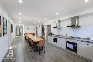 102 Chic Queen BR with Fast WiFi - Walk to Tram Stop 23 - 4