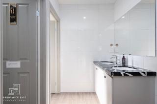 102 Chic Queen BR with Fast WiFi - Walk to Tram Stop 23 - 5