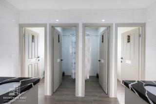 102 Chic Queen BR with Fast WiFi - Walk to Tram Stop 23 - 4