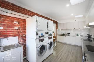102 Chic Queen BR with Fast WiFi - Walk to Tram Stop 23 - 2