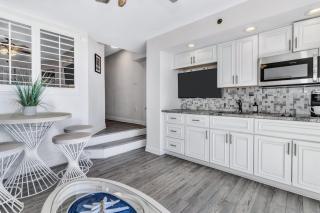 Oceanfront condo w pools & hot tub - 7
