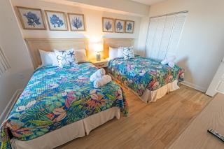 Beachfront condo w balcony & hot tubs - 6
