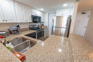 Beachfront condo w balcony & hot tubs - 4