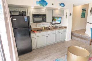 Resort condo w balcony & beach access - 8