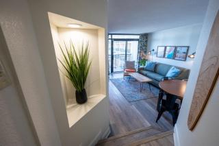 Cozy condo w balcony & resort pools - 4