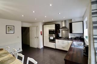 Modern 5-Bedroom House in Maidenhead - Maidenhead - 7