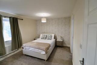 Modern 5-Bedroom House in Maidenhead - Maidenhead - 4