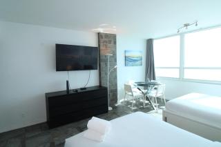 Oceanview Studio at Castle Beach Club – Pool, Beach Access, Valet Parking, Gym & More! - 4
