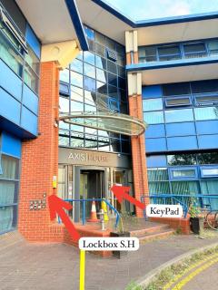 BRAND NEW - For 4 - 3min Heathrow Airport, Windsor Castle - 9