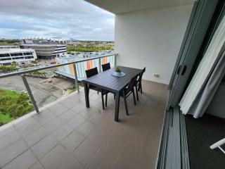 Home To Holiday at Kensington Apartment - 0