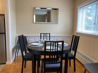 Bright 2 BR pet friendly, KING bed, WiFi,2 parking - 1