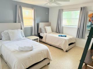 Cozy 3BR Home Downtown with Backyard Wi-Fi Parking - 0