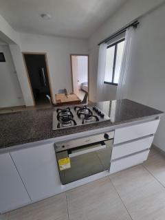apartamento acogedor, ambiente tranquilo, y muy central en segundo piso - - 0