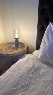 Bright & Stylish 2 bed Flat, Great Location - 6