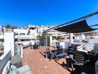 Modern 2 bedroom Penthouse with huge private roof top terrace,free parking and free WIFI - 0