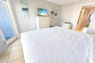Bluewater Resort's King Honeymoon Suite - 2