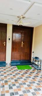 Luxurious 3 Bedroom Fully Furnished entire House with 24 hours Security available - Lahore - 8
