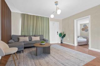 Modern Oasis King Bed Pet Friendly 10m to Beach - 3